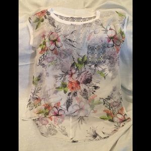 🎉 BOGO Beautiful floral blouse